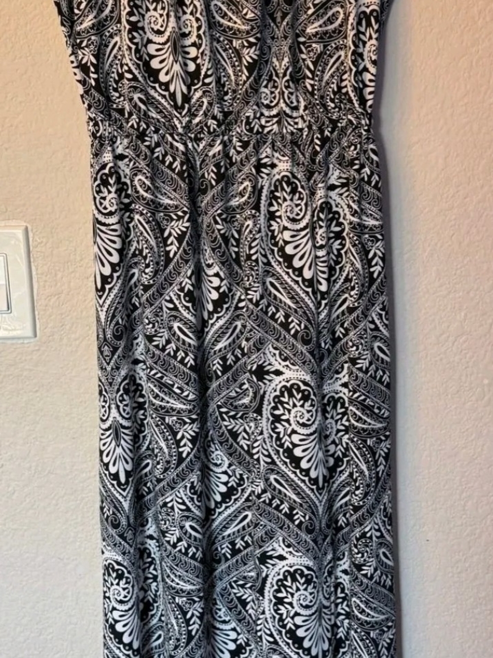 Harlow and Rose casual summer dress features a striking black and white paisley.